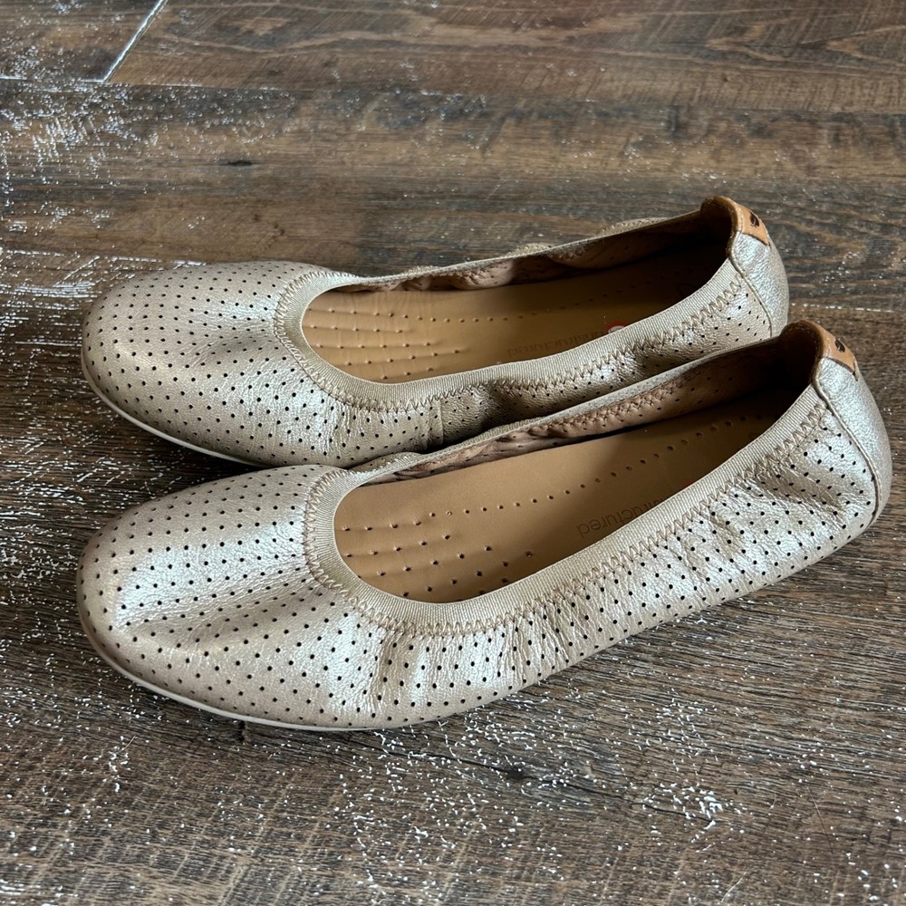 Clarks Artisan Unstructured Metallic Champagne Perforated Ballet Flats 9W